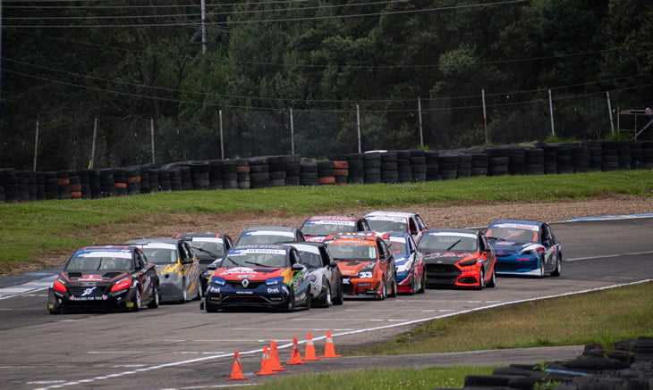Lee más sobre el artículo Las carreras cortas pusieron a prueba a los autos y pilotos del TC 2000