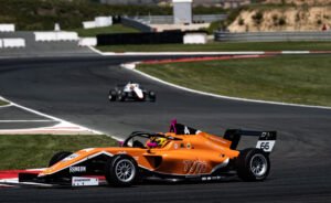 Con espectacular remontada cierra el piloto colombiano Jerónimo Berrío su participación en la tercera ronda del Campeonato de F4 Española, en Navarra