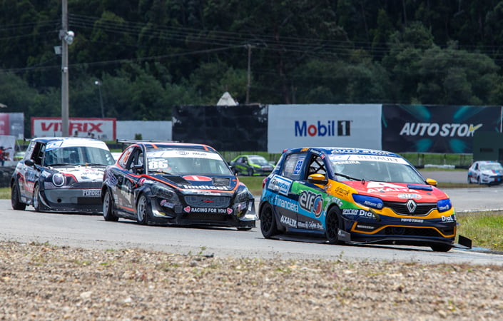 Lee más sobre el artículo Camilo Forero ganó el Grand Prix Imdicol y se corona nuevamente campeón del Chase del TC 2000 Colombia