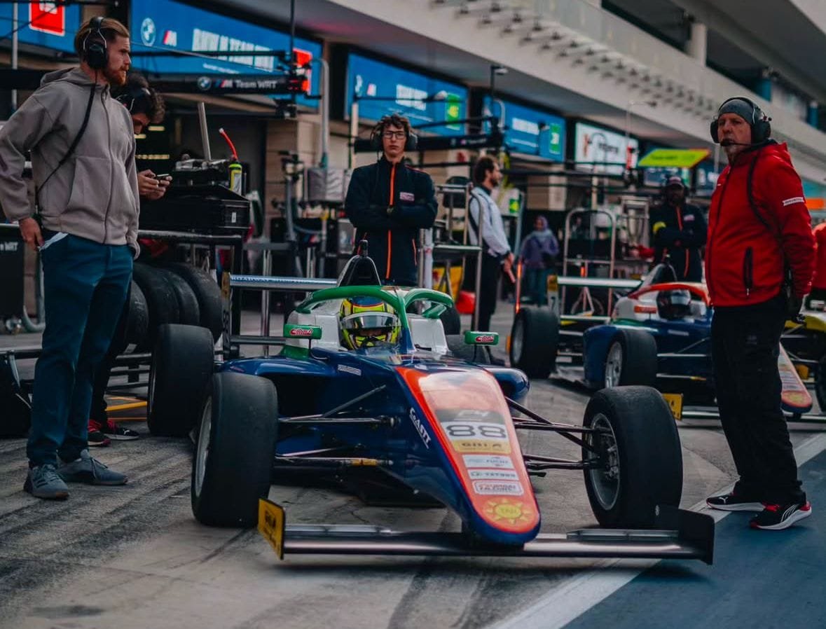 SALIM HANNA CAMPEÓN DE NOVATOS F4 DE ORIENTE MEDIO