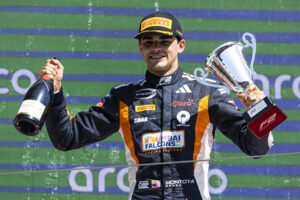 Podio de Sebastián Montoya en la carrera principal de F2 en Barcelona