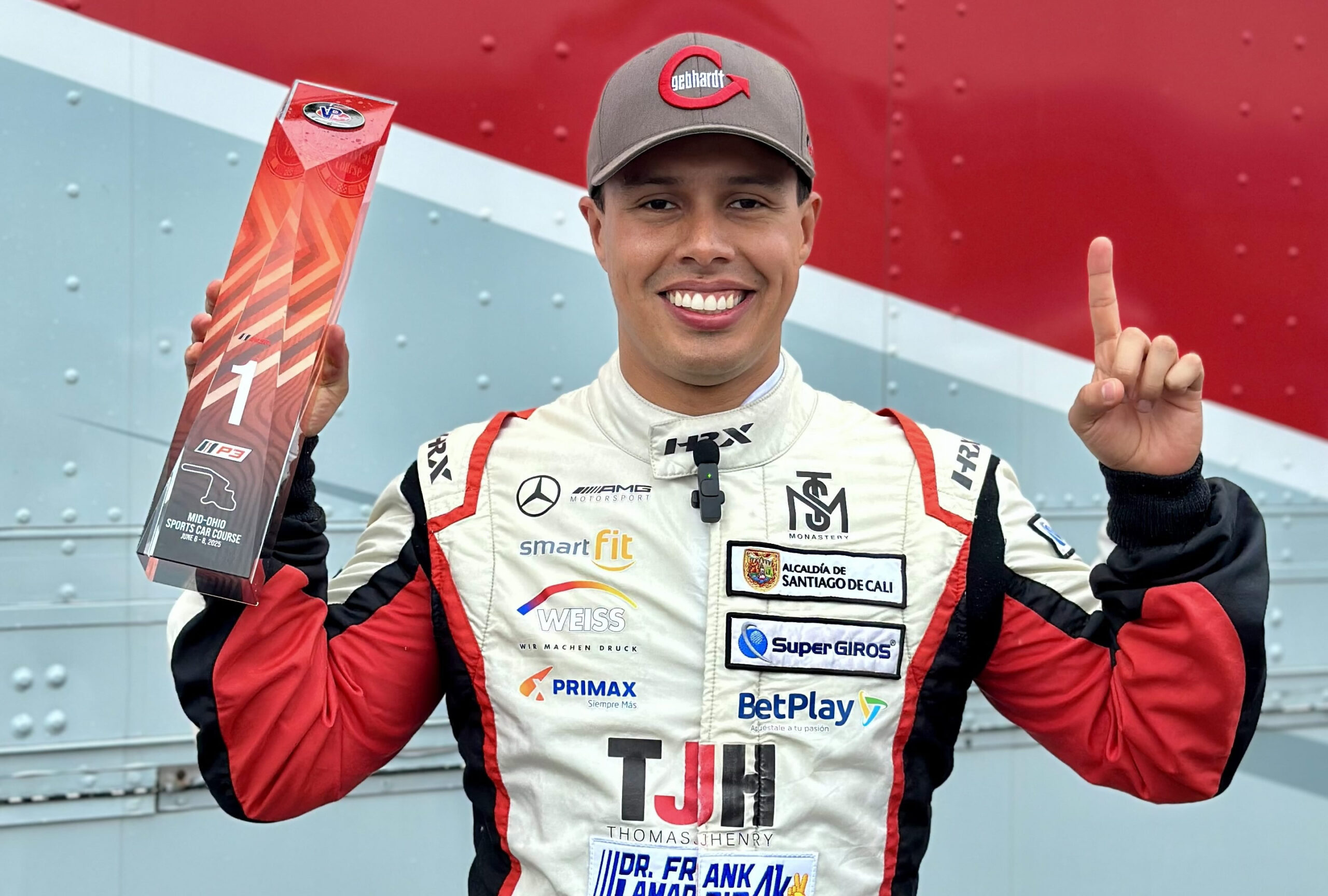 Lee más sobre el artículo Triunfo y doble podio para Oscar Tunjo en Mid-Ohio en el Campeonato IMSA VP Sportscar Challenge.