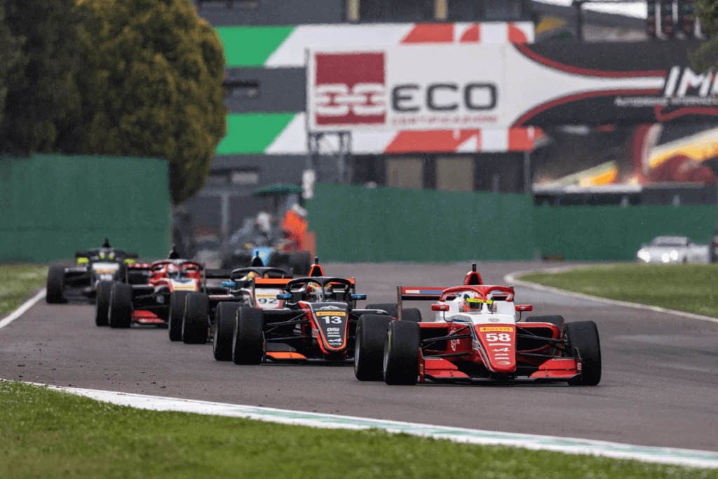 Lee más sobre el artículo Sebastián Montoya y Nico Baptiste cerraron con agridulce su participación en la 2da ronda del Fórmula Regional European Championship en Imola